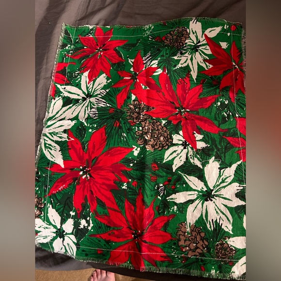 VTG Printed Poinsettia and Pinecone Christmas Table Cloth. Comes with/ 2napkins - Picture 5 of 7